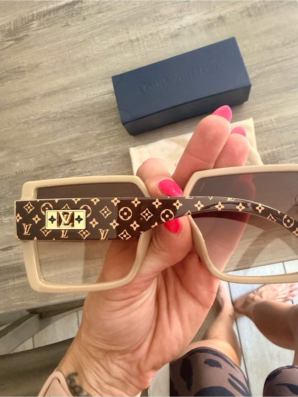 Women's Beige Frame Sunglasses with Gradient Brown Lenses - Picture 2 of 4